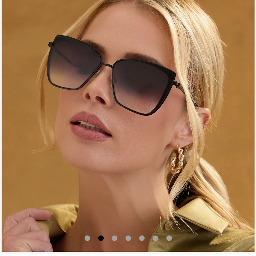 Diff Eyewear - Grace
Sunglasses - matte black grey gradient sharp sunglasses